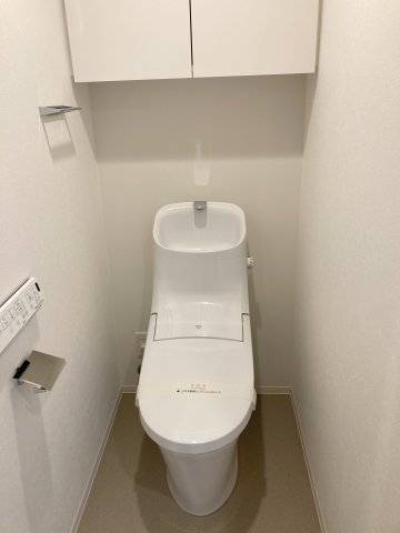 トイレ　落ち着いた色調のトイレです