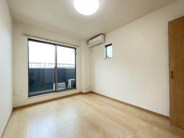 居室・リビング　明るい色の床材を使用したお部屋です。