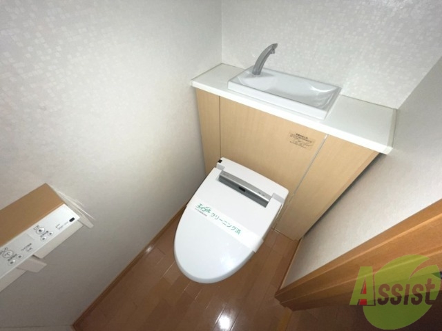 トイレ　嬉しいウォシュレット機能付きです。シャワートイレは便利ですね
