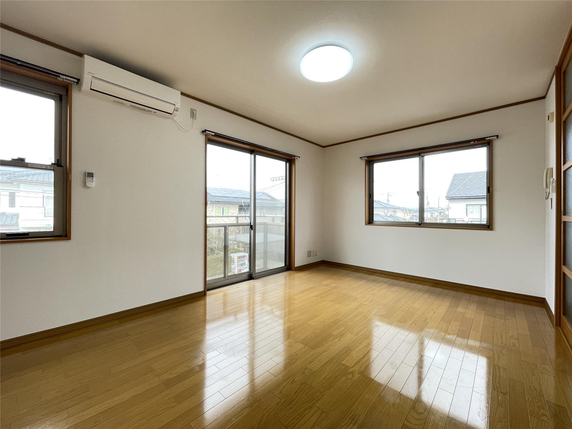 居室・リビング　2階角部屋☆広々洋室9.75帖♪日当たり良好！