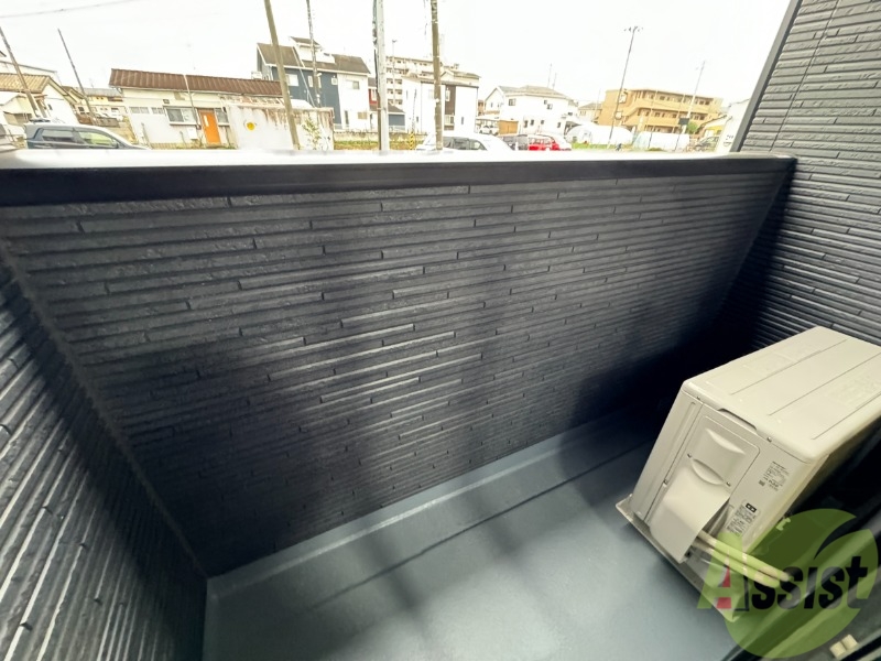 バルコニー　バルコニーは洗濯物を干すのに十分な広さがありますね。