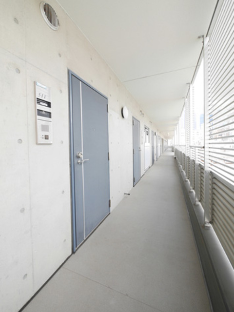 建物外観　落ち着いた色合いの玄関ドアです。