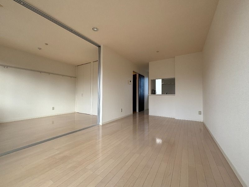 居室・リビング　※別号室の写真となります。