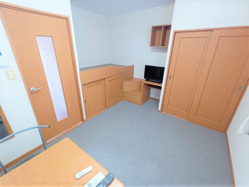 居室・リビング　1Fフローリング2Ｆ絨毯　設備・仕様が異なる場合がございます