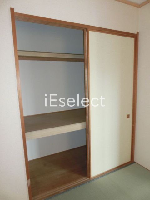 収納　洋室にクローゼットもございます。