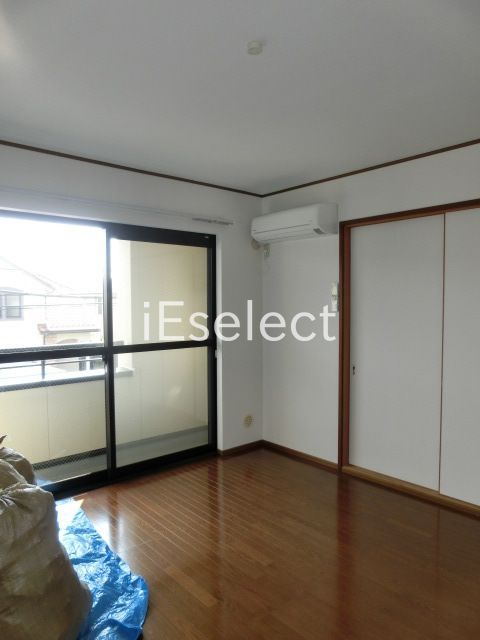 居室・リビング　明るいリビングルーム。