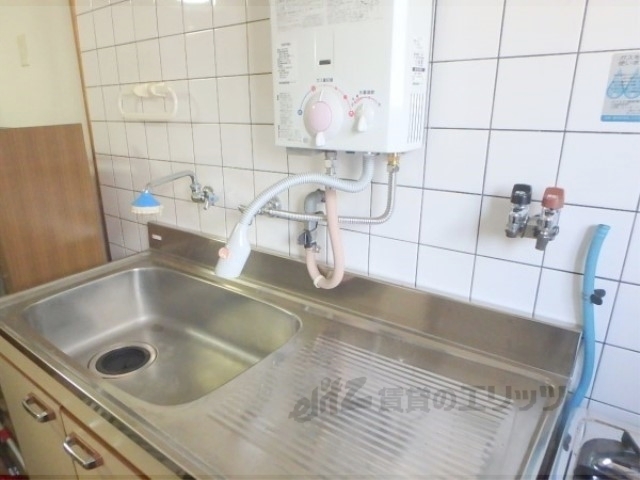 キッチン　調理スペースが広く、お料理しやすいです