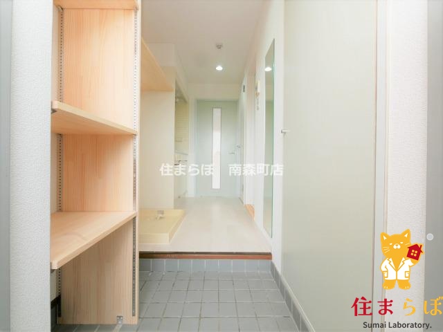 玄関　「気になったら、LINEで気軽に相談できますよ。」