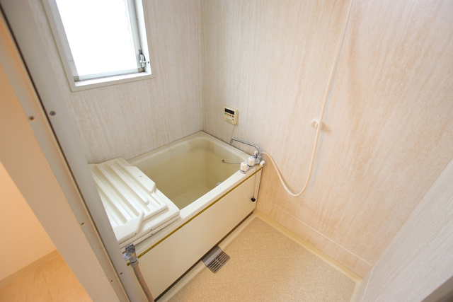 バス・シャワールーム　自然換気ができる窓付きのバスルーム