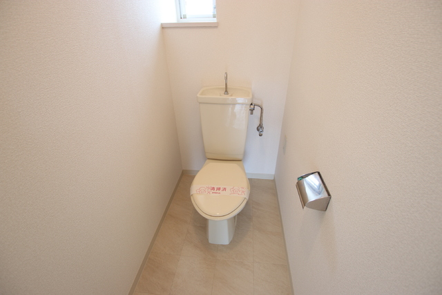 トイレ　自然換気が出来る窓付のトイレ