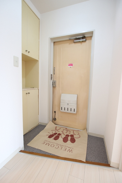 玄関　玄関横にシューズボックスがついているので、片付いた玄関がキー