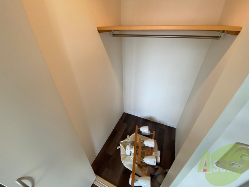 収納　こちらの収納にはハンガーをかけて服もしまえますね。