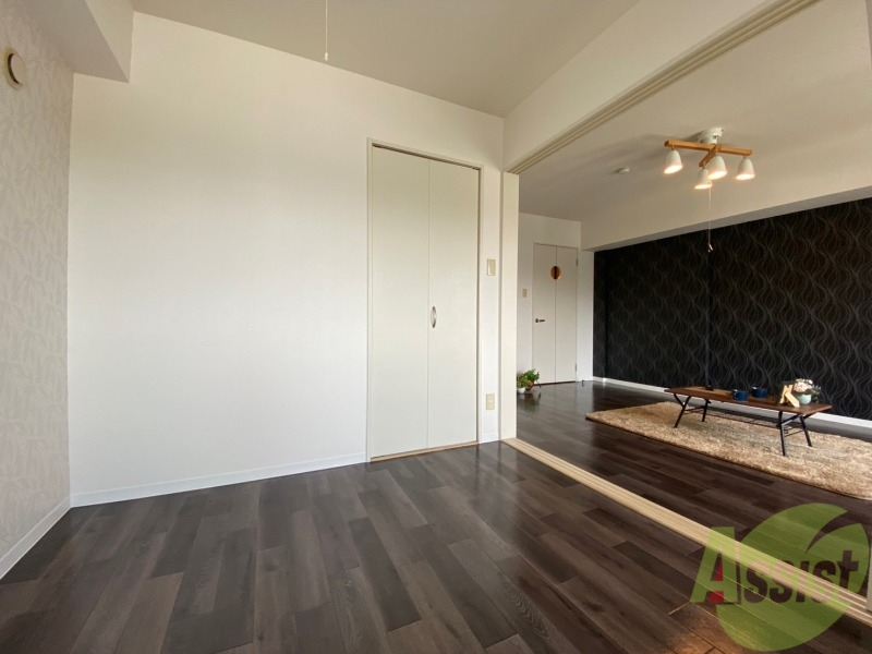 その他部屋・スペース　寝室はこちらです。光が差し込む、温かみのあるお部屋です。