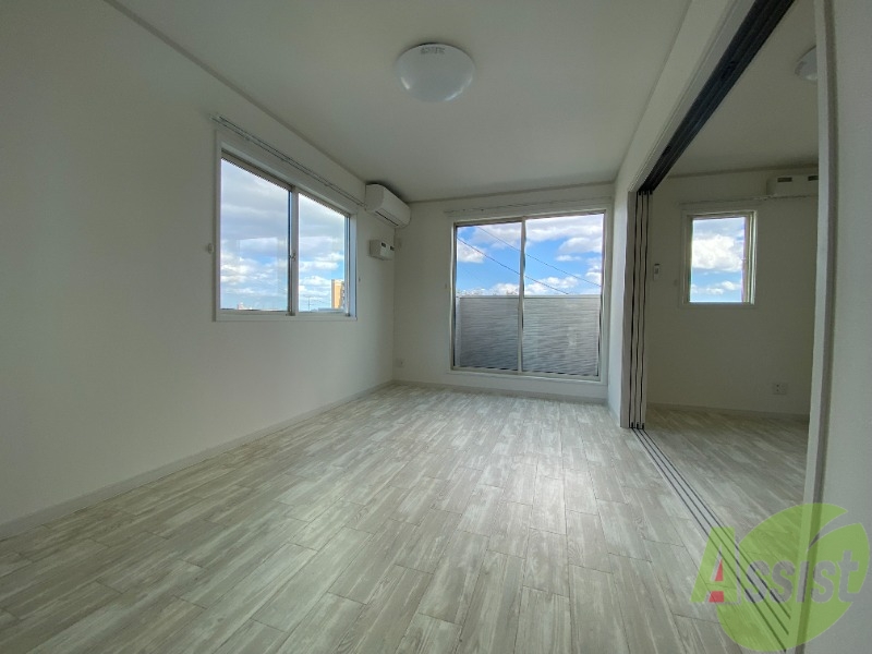 居室・リビング　リビングはこんな感じです。窓が大きくてよく陽が入ってきます。