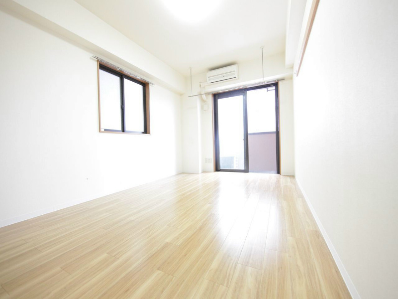 居室・リビング　洋室9.1帖　エアコン完備　2面採光