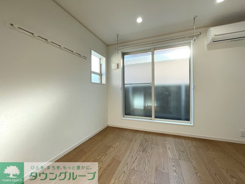 居室・リビング　白が基調の明るい室内！広々！