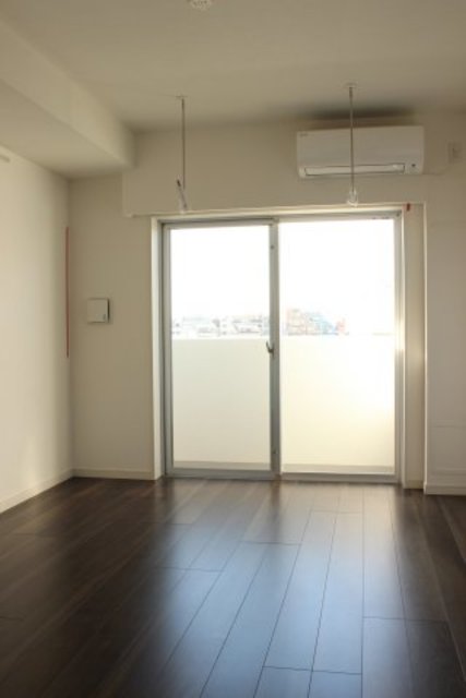 居室・リビング　フローリングはシックなダークブラウン