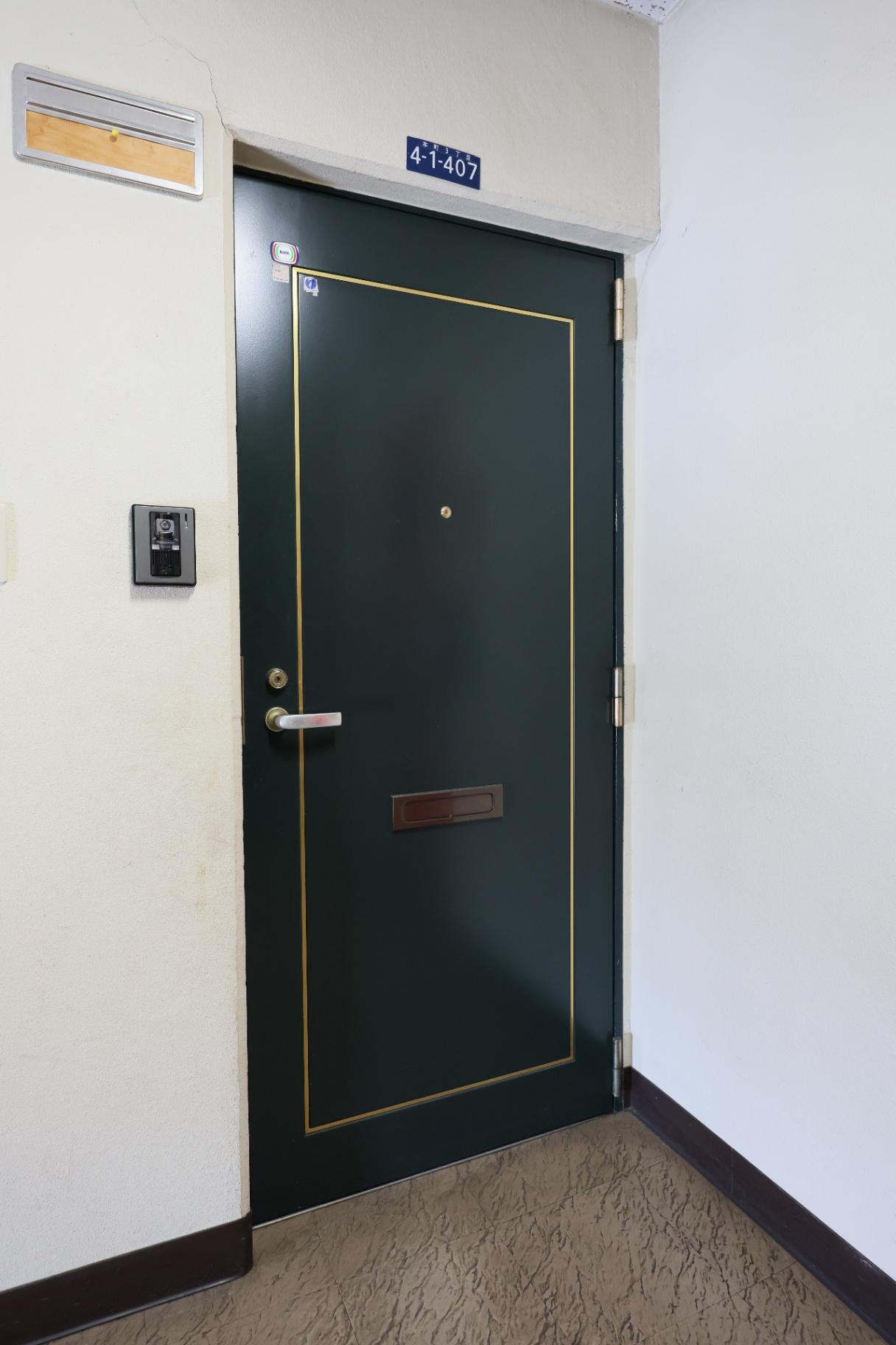 玄関　しっかりとした造りの玄関で住まう人を守ります