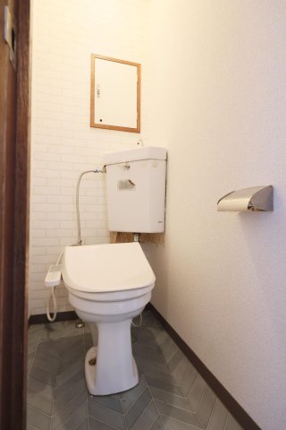 トイレ　トイレを含めすべてのクロスを2024年に貼り換えました