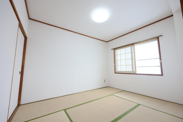 その他部屋・スペース　落ち着きのある和室、収納十分の押入も備えています