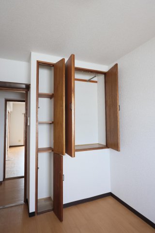 収納　洋室にはハンガー付収納があります