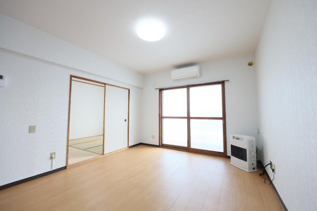 居室・リビング　明るく広々としたリビング