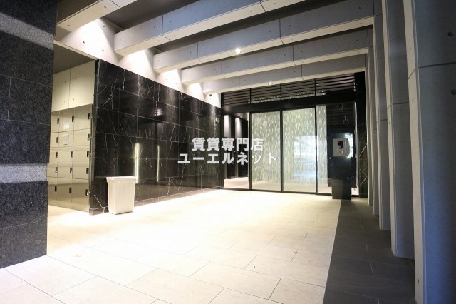 エントランス　毎日通る場所だからこそ、洗練された空間に