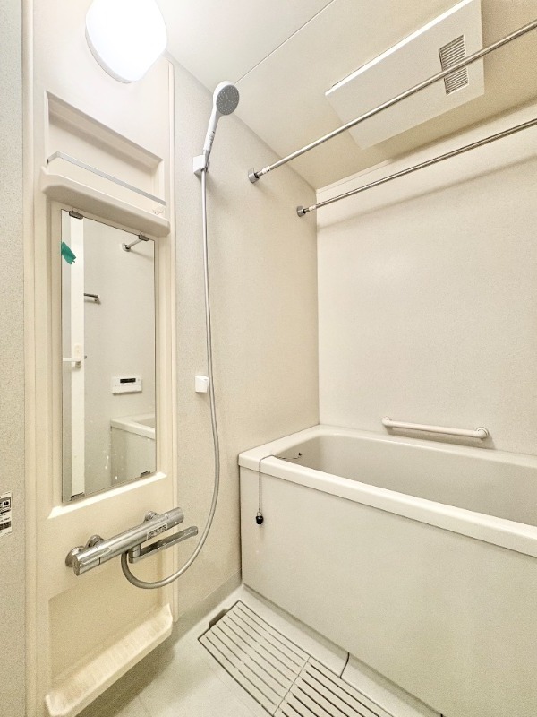 バス・シャワールーム　白基調の浴室です♪