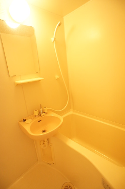 バス・シャワールーム　浴槽があるのでゆったり湯船につかれますね♪