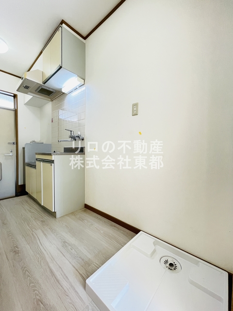 その他　洗濯機置場が室外にあるのでお部屋を広々お使いいただけます。