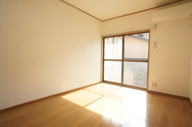 居室・リビング　バルコニーに面しているので、ワイドな窓で通風に優れたお部屋で