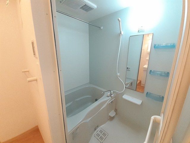 バス・シャワールーム　コンパクトで使いやすいお風呂です