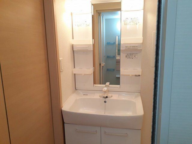 洗面設備　ゆったりとスペースのある洗面所