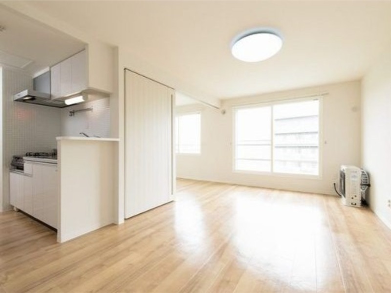 居室・リビング　内装中につき同タイプ別号室の画像です。