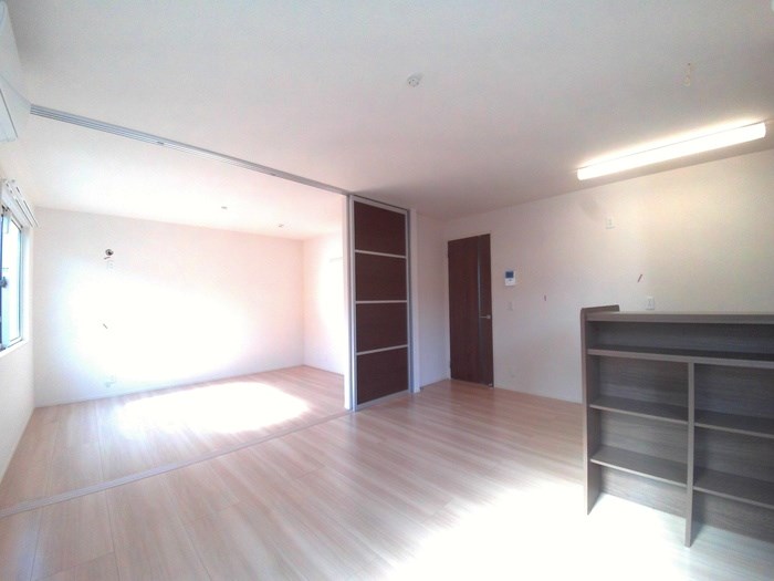 居室・リビング　隣のお部屋との間仕切りを開放して広々としたリビングに♪