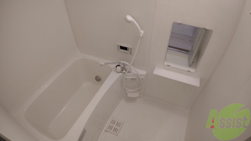 バス・シャワールーム　浴槽も広く、棚もありストレス無く使用出来そうですね。