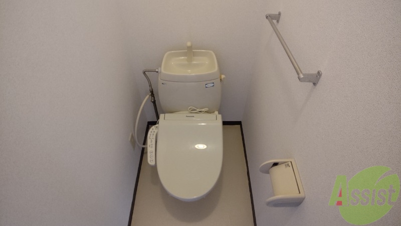 トイレ　温水洗浄便座付きのトイレは、使用しやすくうれしいですね。