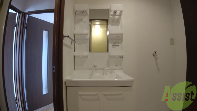 洗面設備　洗面化粧台も独立しており、洗面台の棚も利便性がありますね。