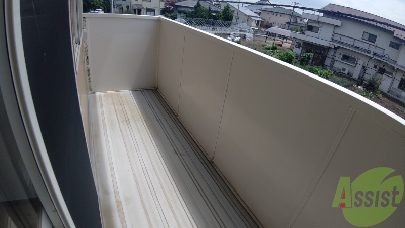 バルコニー　バルコニースペースも広く、洗濯物も問題なく干せそうですね。