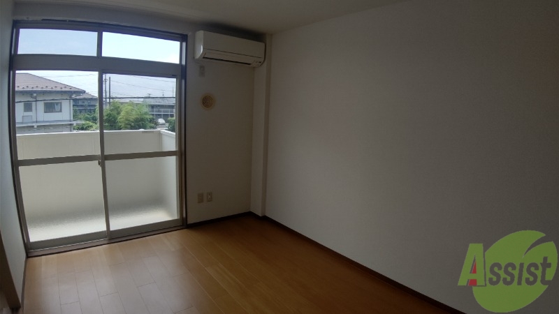 居室・リビング　陽当たりが良く、広々として過ごしやすそうです。