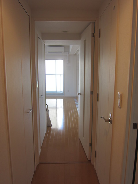 玄関　玄関から見た室内