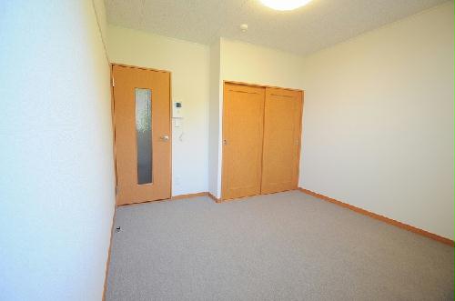 居室・リビング　床が絨毯