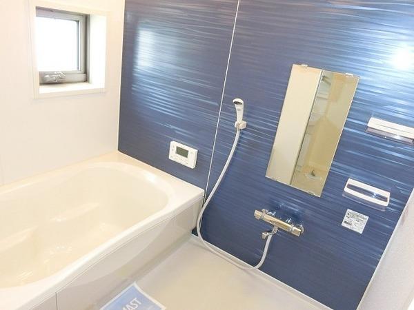 バス・シャワールーム　浴室乾燥機、追焚機能付の広々バスルーム！