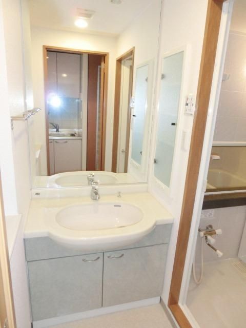 洗面設備　ワイドな洗面台