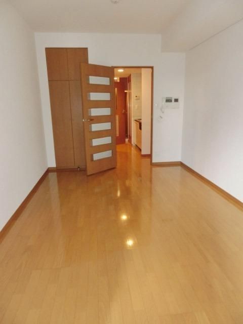 その他部屋・スペース　バルコニー側から見た居室