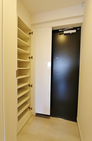 玄関　靴の収納はこちらに