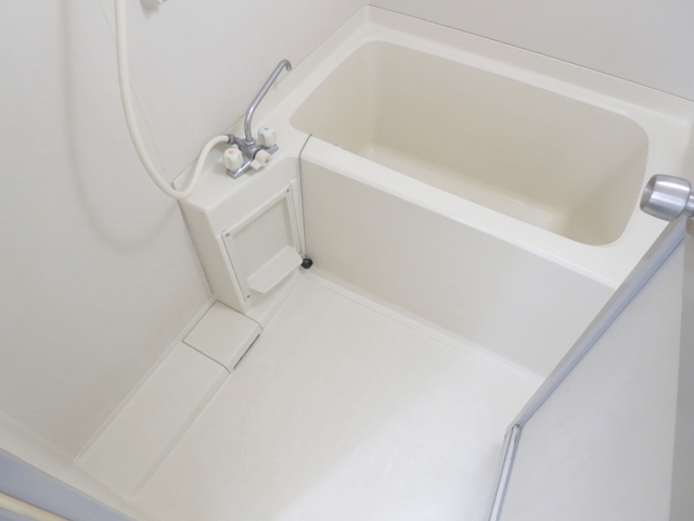 バス・シャワールーム　清潔感のあるバスルームです。