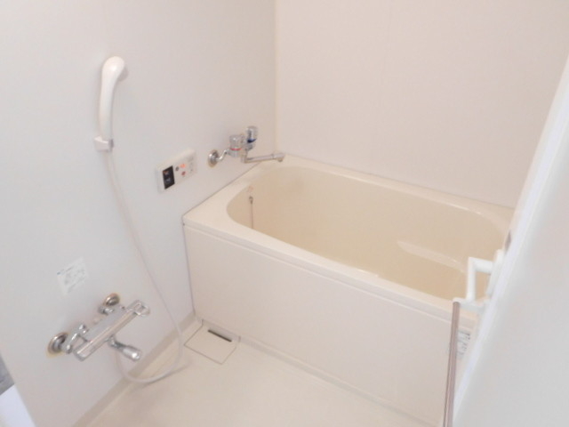 バス・シャワールーム　真っ白なお風呂で今日もお疲れさまでした