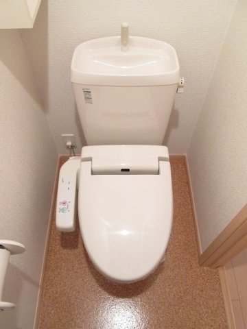 トイレ　落ち着いた色調のトイレです
