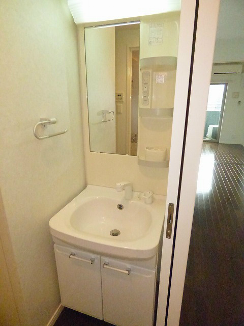 洗面設備　シャンプーッドレッサー付き